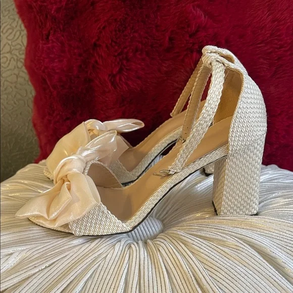 Elegant Cream Bow Women's Sandals - Picture 2 of 3
